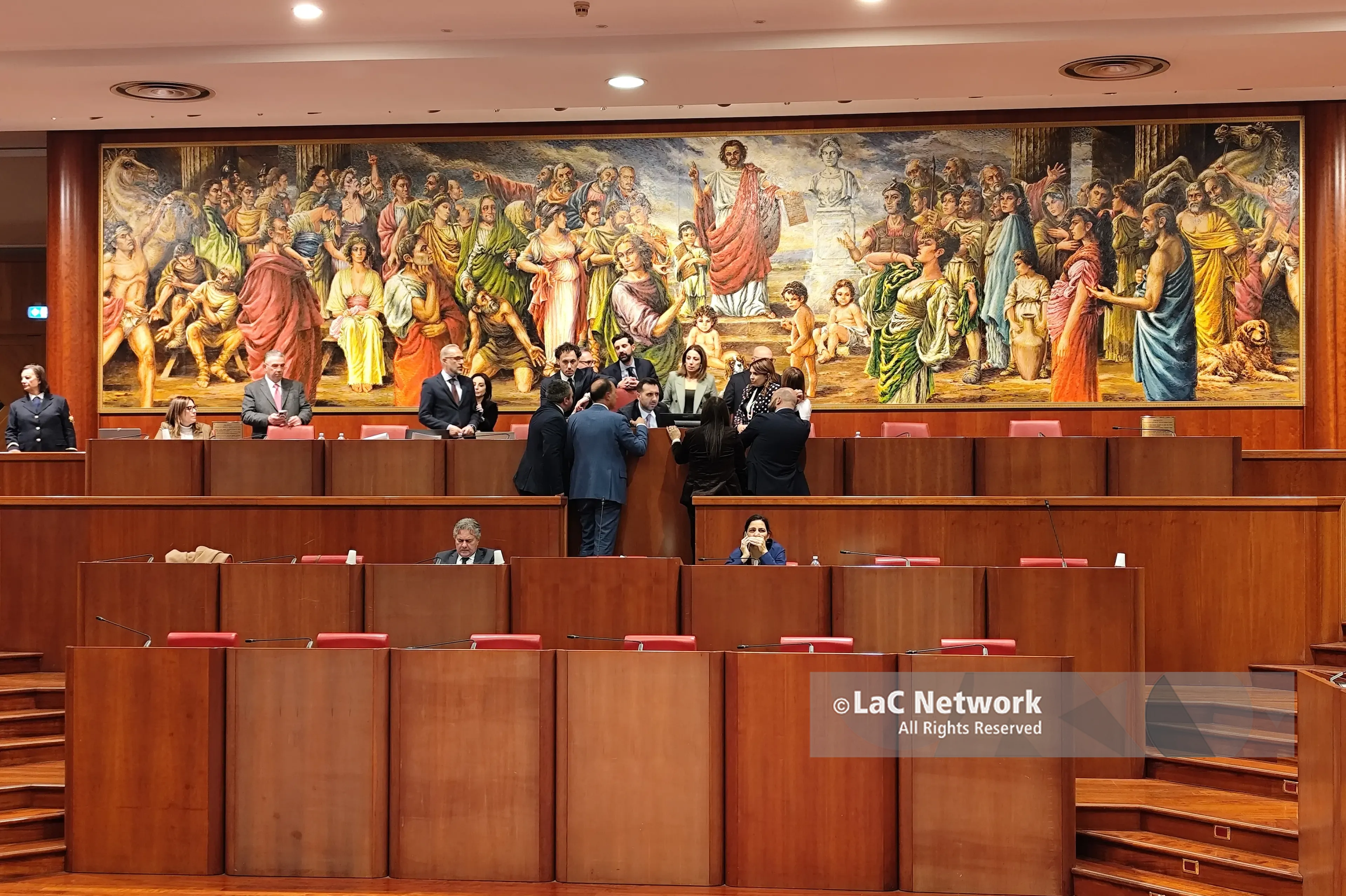 Lotta dura ai sottosegretari da 14mila euro al mese: il centrosinistra punta a cancellare la legge moltiplica-poltrone\n