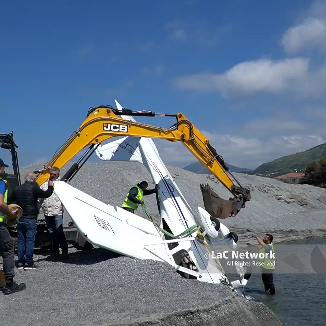 Ultraleggero precipitato a Grisolia, il pilota: «Ho provato a riaccendere i motori, ma non c’è stato niente da fare»\n
