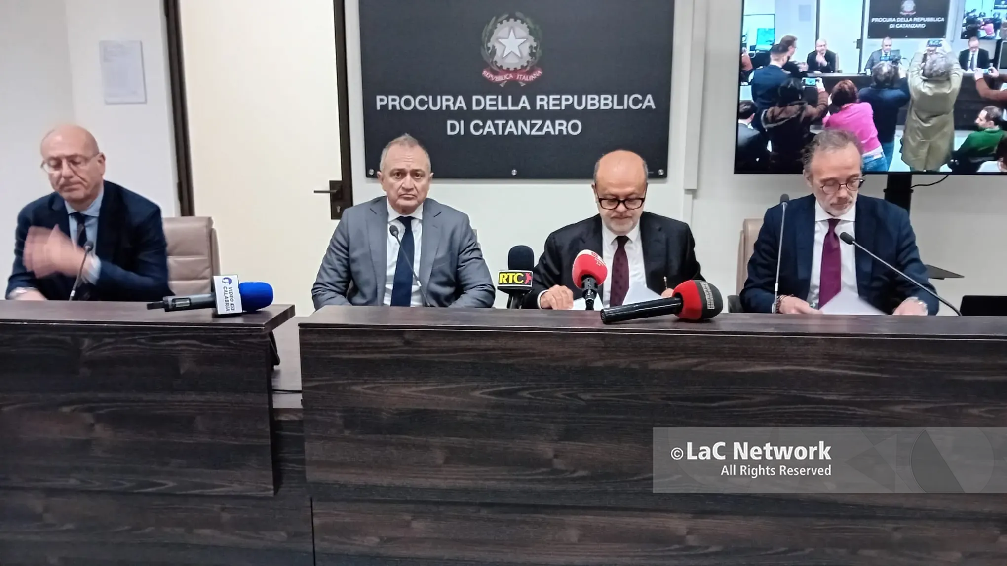 Blitz contro la ‘ndrangheta nel Vibonese, il procuratore Curcio: «Gruppo\u00A0radicato\u00A0e violento, nelle Serre si\u00A0usano ancora\u00A0le armi»\n