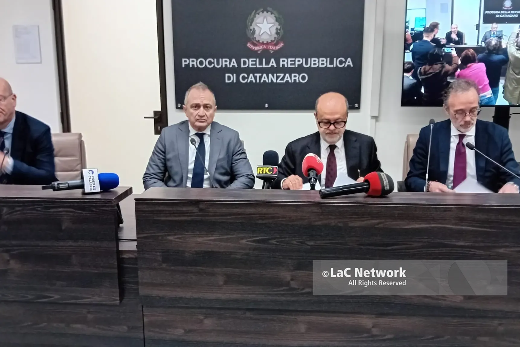 Blitz contro la ‘ndrangheta nel Vibonese, il procuratore Curcio: «Gruppo\u00A0radicato\u00A0e violento, nelle Serre si\u00A0usano ancora\u00A0le armi»\n