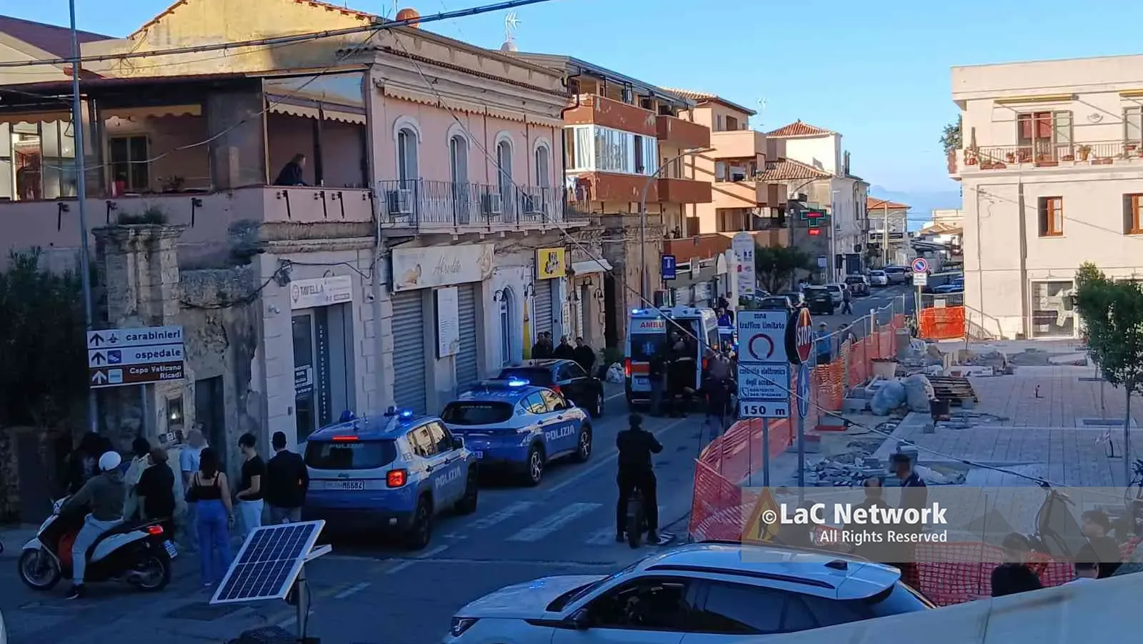 <p><span style=\"color:hsl(0, 75%, 60%);\">Sparatoria in strada</span> a Tropea: un uomo ferito a colpi di pistola. In fuga l’aggressore, ricerche in corso</p>