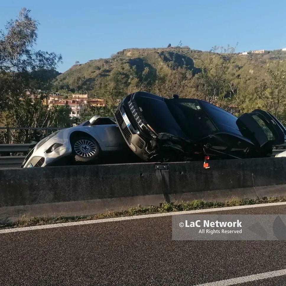 Scontro tra due auto sulla statale 280 nel Catanzarese: feriti un uomo e una donna\n