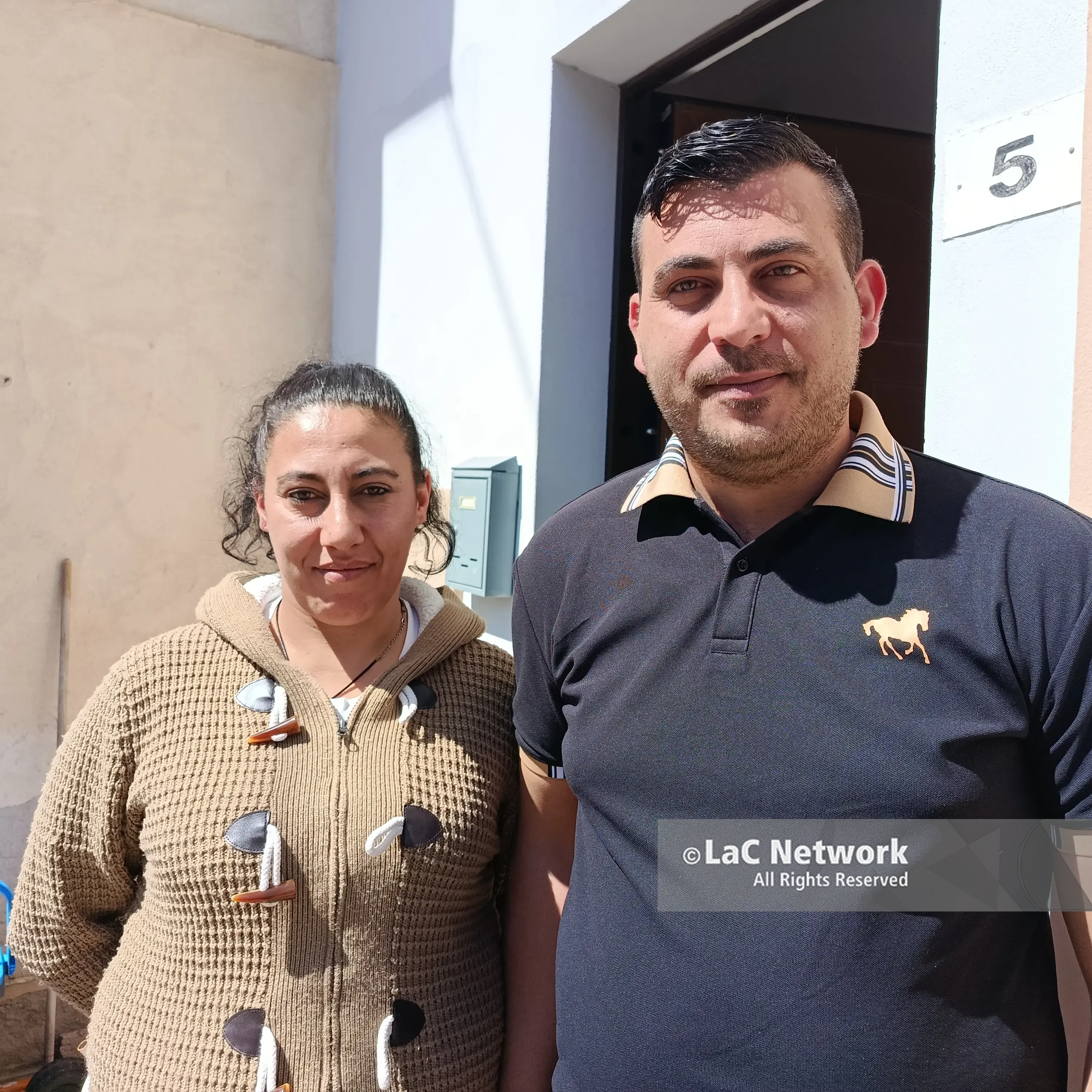 Ricadi, tre piani con la figlia disabile in braccio ma la famiglia che occupa la casa destinata a Chiara dice No\n