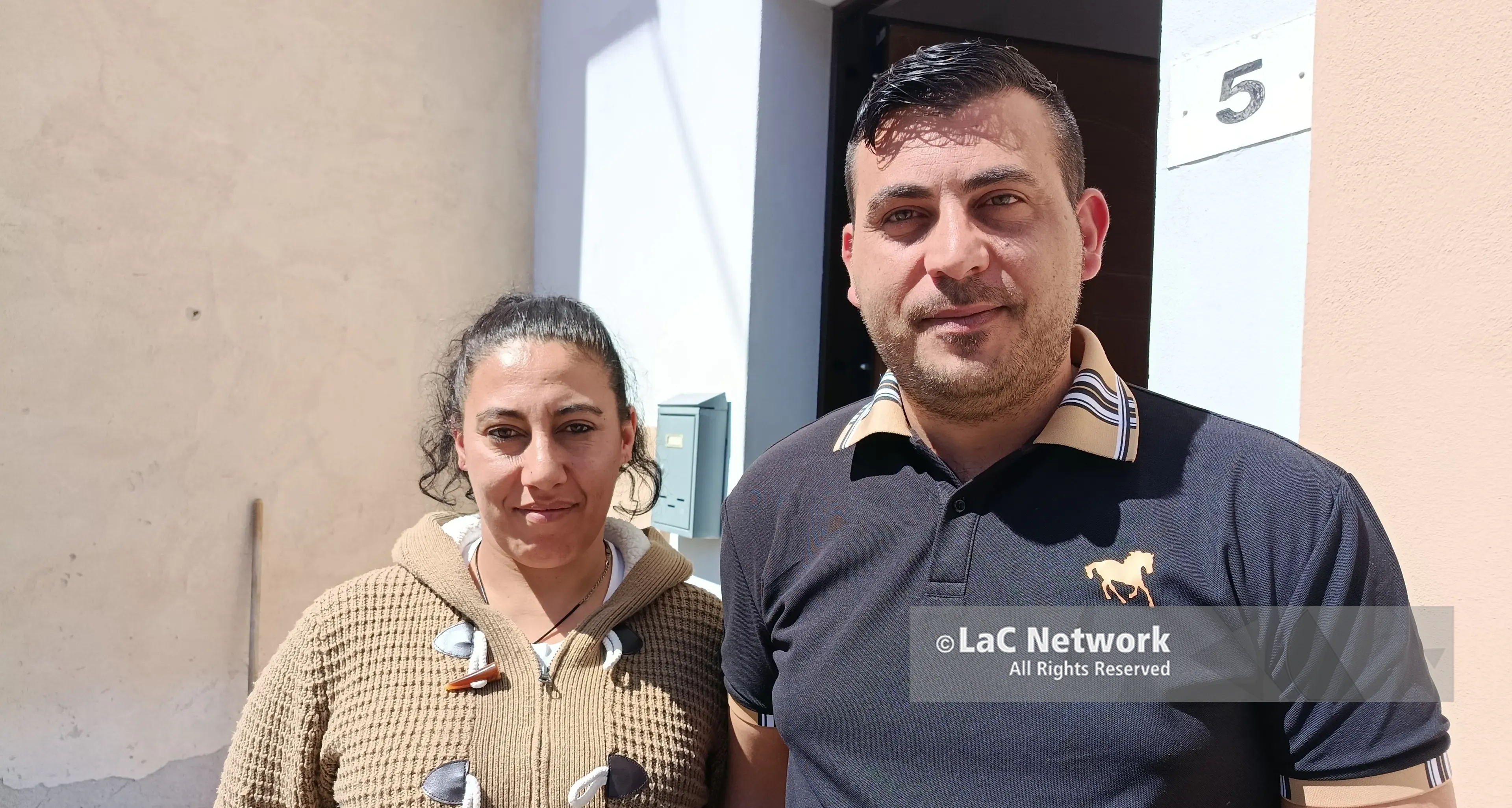 Ricadi, tre piani con la figlia disabile in braccio ma la famiglia che occupa la casa destinata a Chiara dice No\n