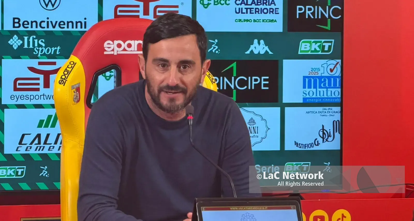 <p>Us Catanzaro,<span style=\"color:hsl(0, 75%, 60%);\"> Aquilani </span><span style=\"color:hsl(60, 75%, 60%);\">suona</span><span style=\"color:hsl(0, 75%, 60%);\"> la carica</span>: «Ad Avellino gara difficile, ma siamo un gruppo forte e consapevole»</p>