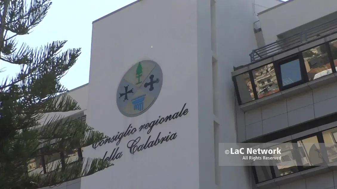 <p>Crudités di mare, frutta «turgida» e prosciutto affettato al momento. Benvenuti alla <span style=\"color:hsl(0, 75%, 60%);\">mensa della Regione</span>: prodotti top e prezzi da discount</p>