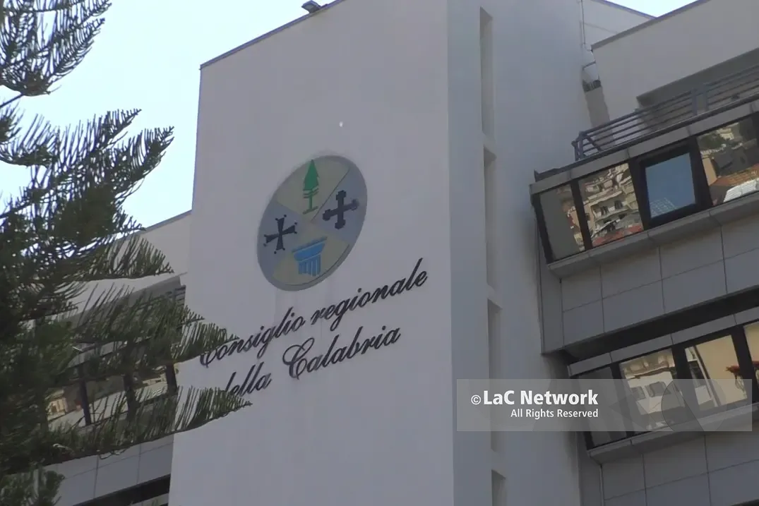 Crudités di mare, frutta «turgida» e prosciutto affettato al momento. Benvenuti alla mensa della Regione: prodotti top e prezzi da discount\n