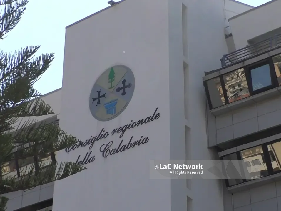 Crudités di mare, frutta «turgida» e prosciutto affettato al momento. Benvenuti alla mensa della Regione: prodotti top e prezzi da discount