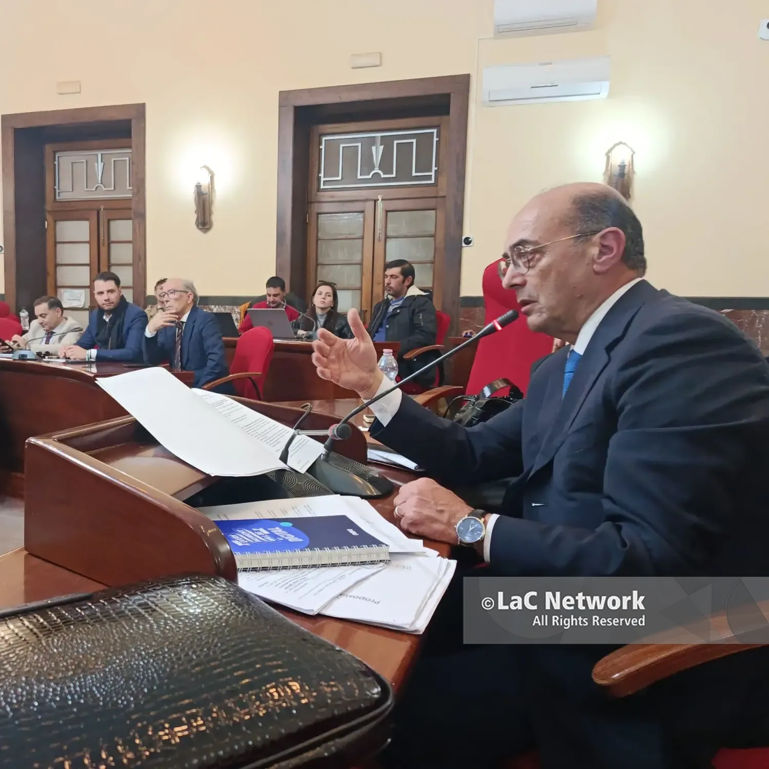 <p>Guardie mediche, i sindaci vibonesi avvertono: «Nessuna soppressione». In settimana l’incontro con il commissario Asp</p>