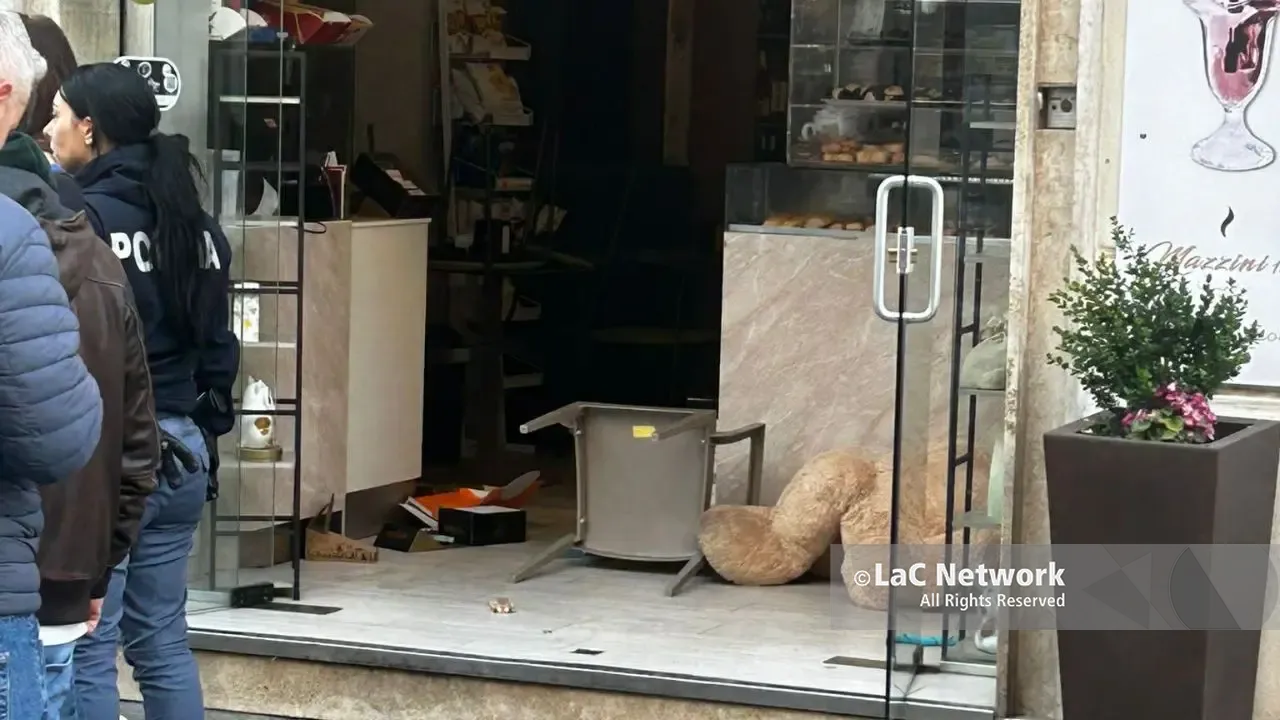 Furto con scasso nel cuore di Cosenza, colpito un bar su Corso Mazzini\n