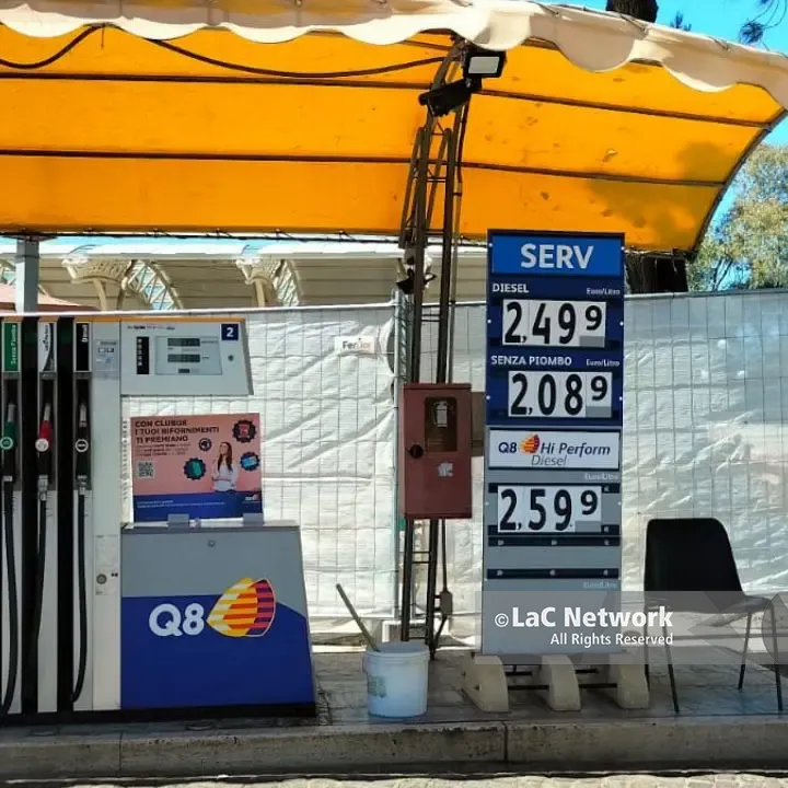 <p>La tabella shock del governo: diesel a 2,5 euro e aumento del 233% dei costi del gas per le famiglie</p>