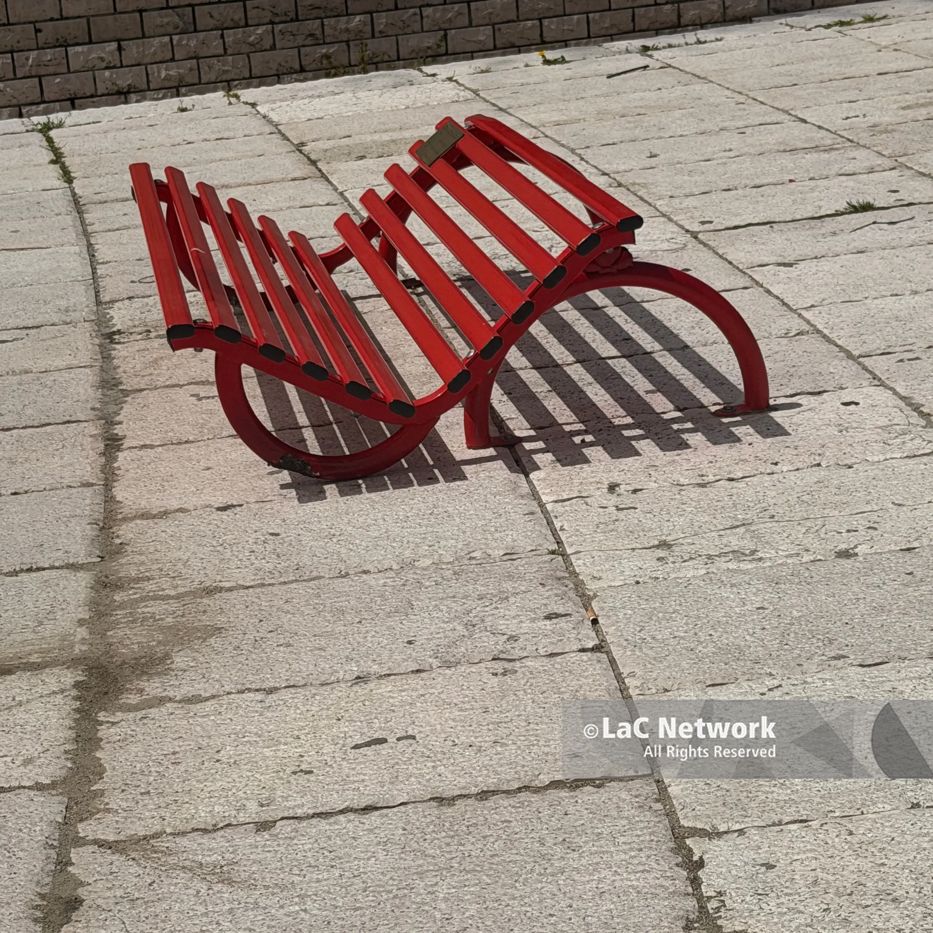 Simbolo contro la violenza sulle donne danneggiato ad Acri, panchina rossa divelta in pieno centro\n