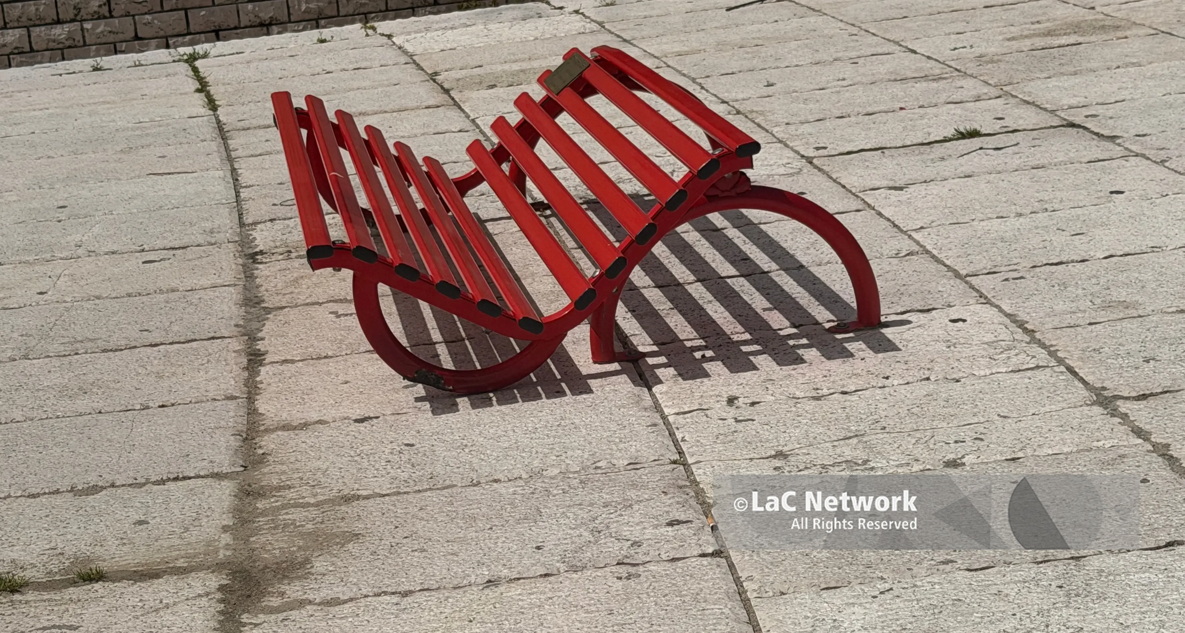 Simbolo contro la violenza sulle donne danneggiato ad Acri, panchina rossa divelta in pieno centro\n