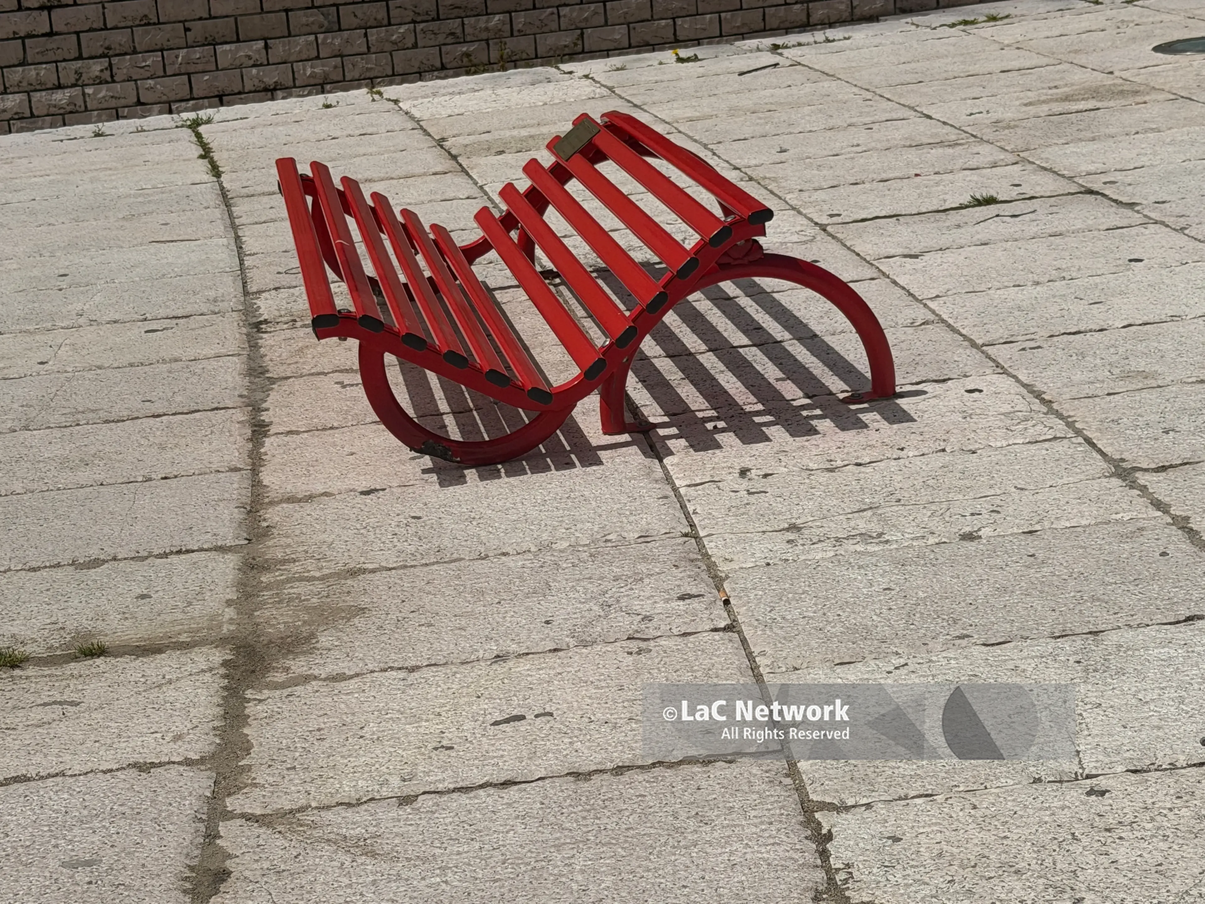 Simbolo contro la violenza sulle donne danneggiato ad Acri, panchina rossa divelta in pieno centro\n
