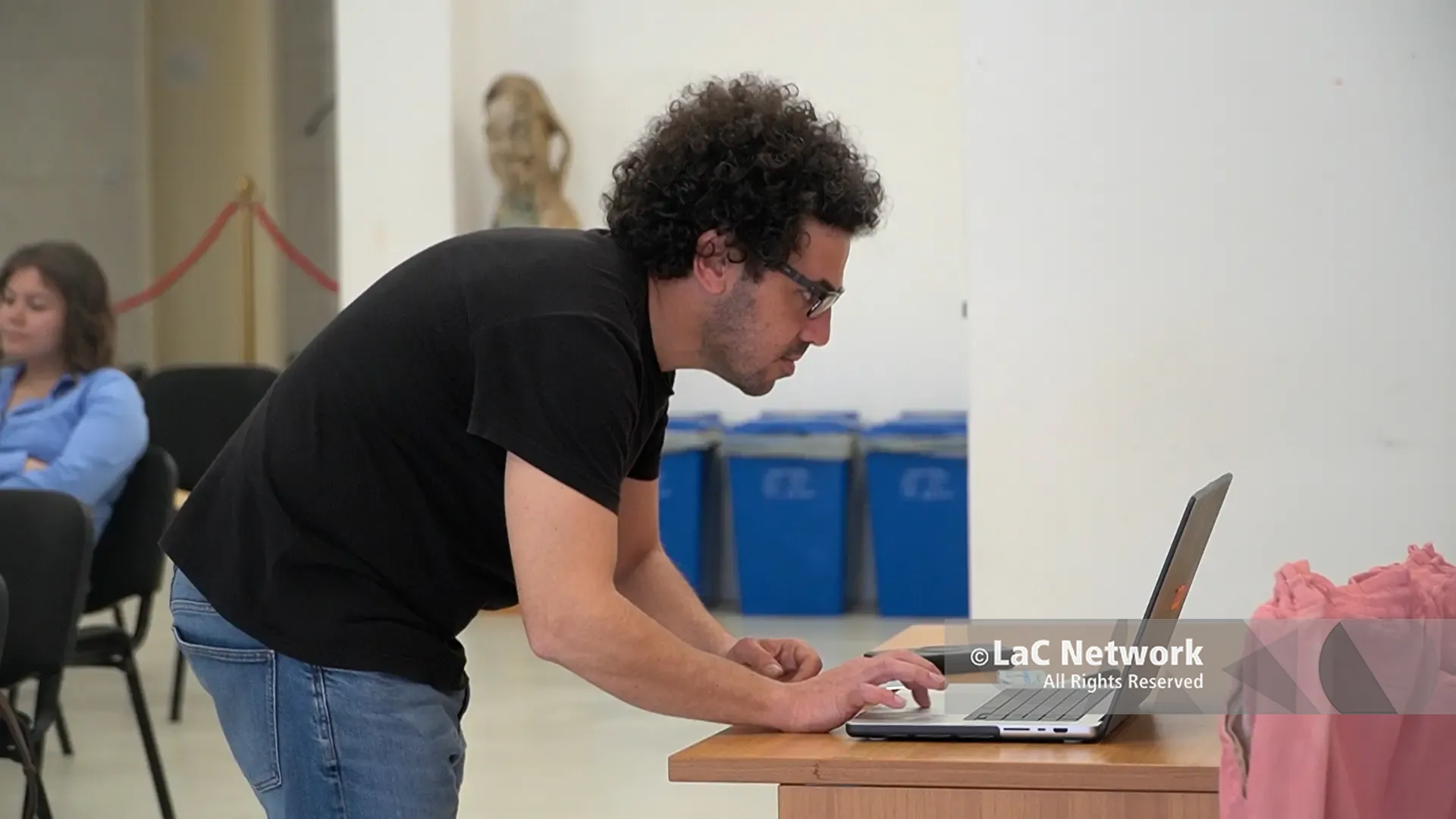 <p>Il regista della Scirocco Film Academy, Francesco Garritano, durante i casting</p>\\n