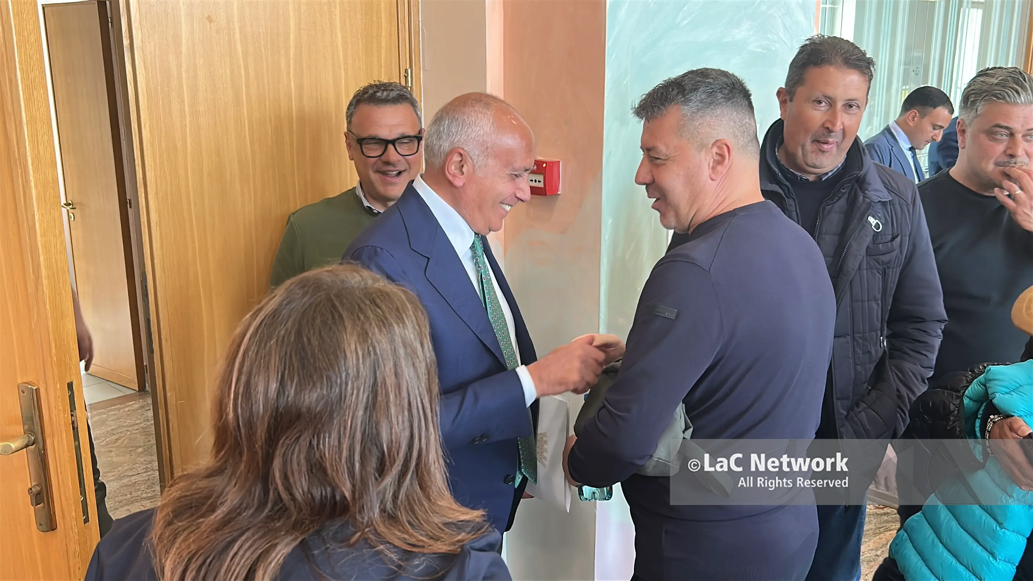 Franz Caruso parla con unu rappresentante del tifo