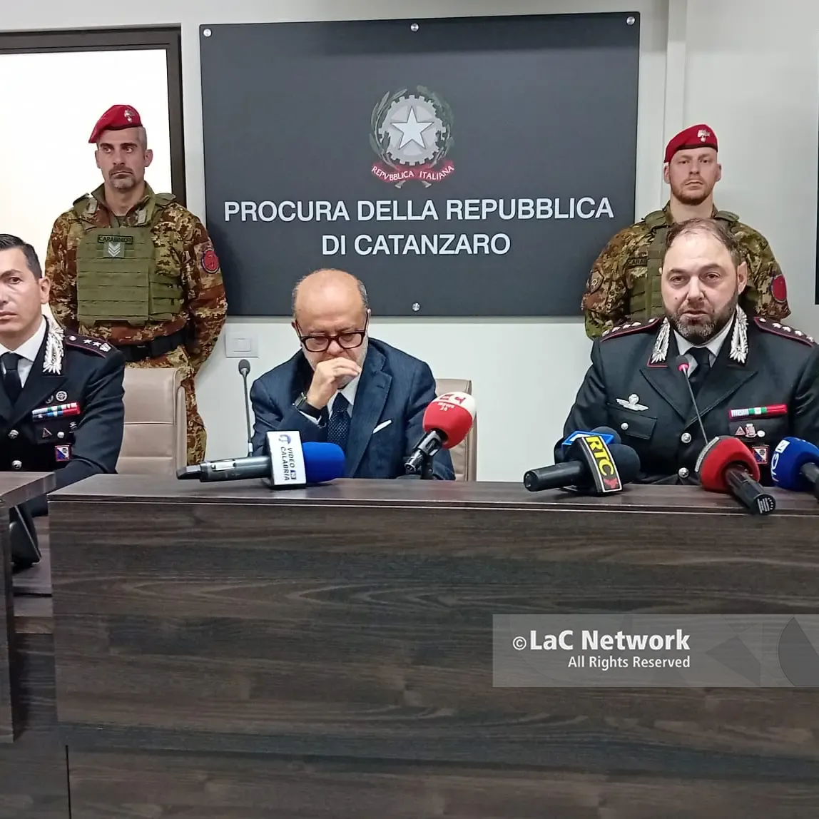 Svolta sull’omicidio Ceravolo: 5 indagati e 3 arresti, il procuratore Curcio: «Il povero Filippo non c’entrava nulla»\n