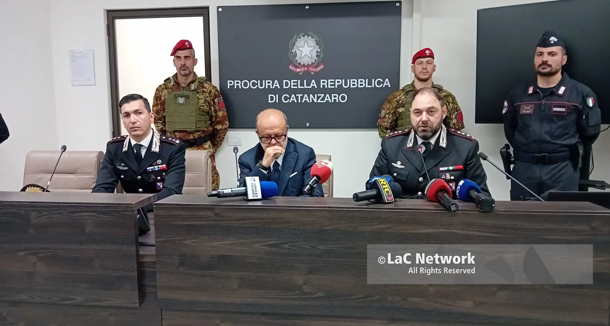 <p>Svolta sull’omicidio Ceravolo: <span style=\"color:hsl(0, 75%, 60%);\">5 indagati e 3 arresti</span>, il procuratore Curcio: «Il povero Filippo non c’entrava nulla»</p>