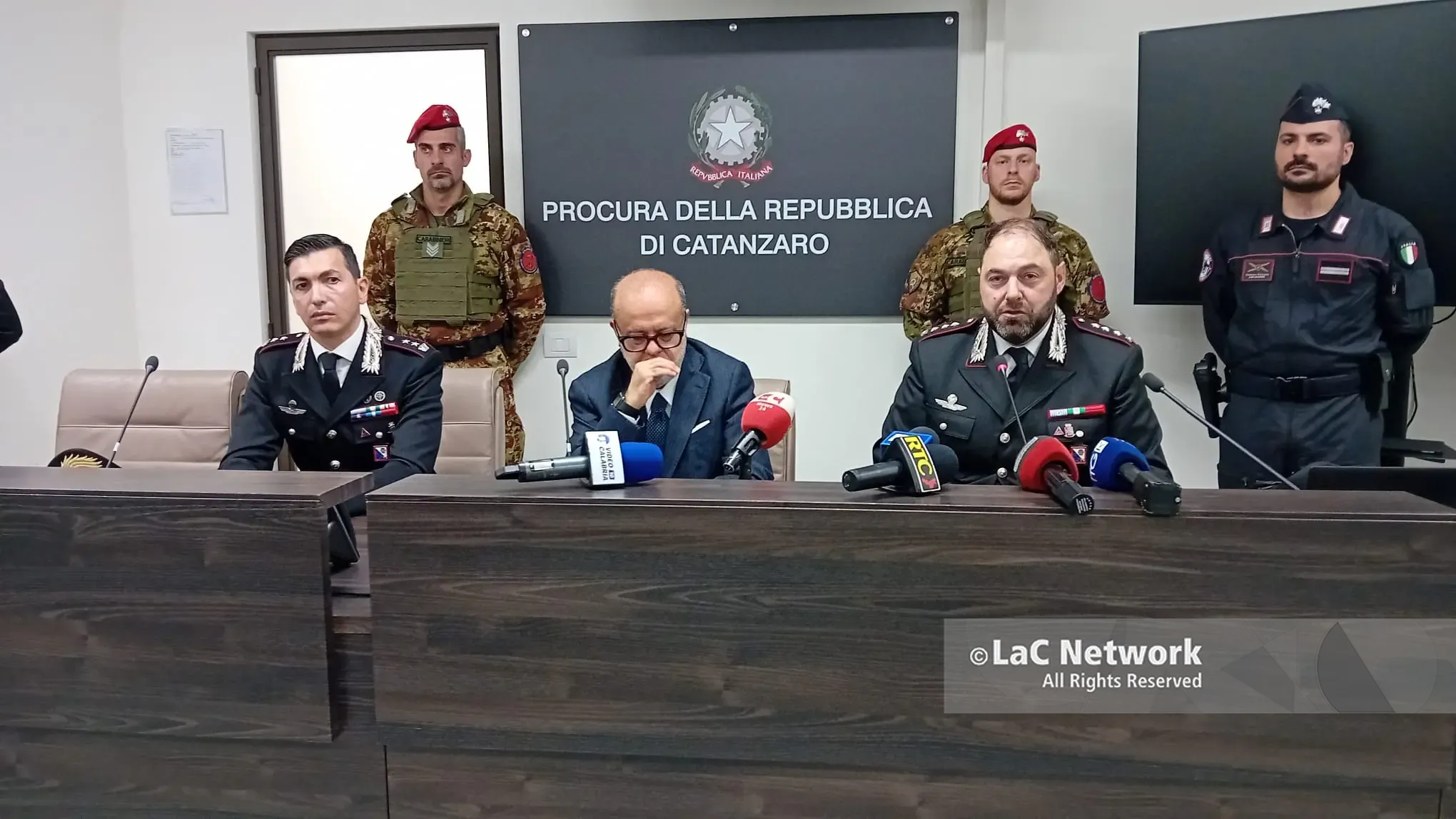 Svolta sull’omicidio Ceravolo: 5 indagati e 3 arresti, il procuratore Curcio: «Il povero Filippo non c’entrava nulla»\n