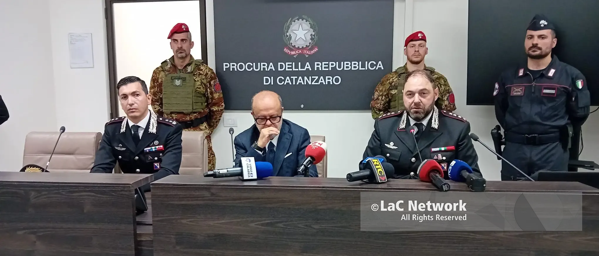 Svolta sull’omicidio Ceravolo: 5 indagati e 3 arresti, il procuratore Curcio: «Il povero Filippo non c’entrava nulla»\n