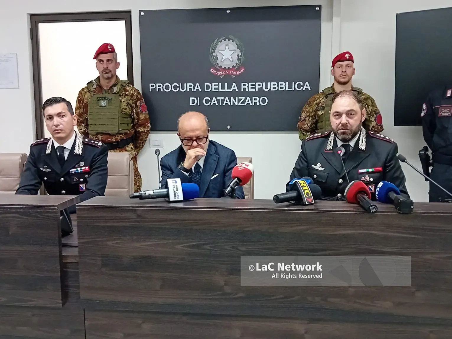 Svolta sull’omicidio Ceravolo: 5 indagati e 3 arresti, il procuratore Curcio: «Il povero Filippo non c’entrava nulla»