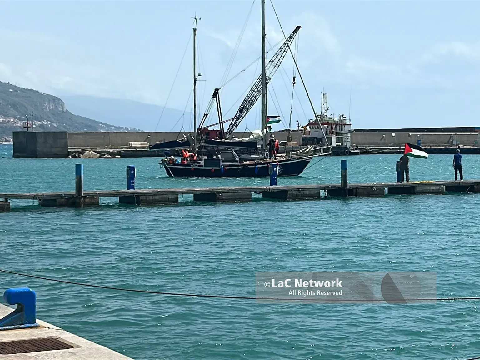 La Flotilla a Cetraro, arrivata al porto la prima imbarcazione battente bandiera palestinese