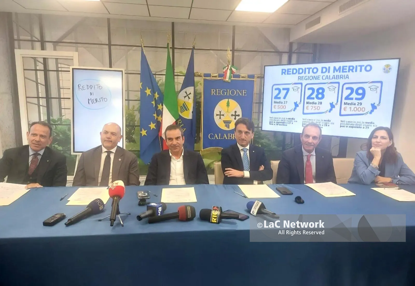 Reddito di merito,\u00A015 milioni di euro all’anno per premiare i migliori universitari calabresi: contributi da 500 a 1000 euro\n