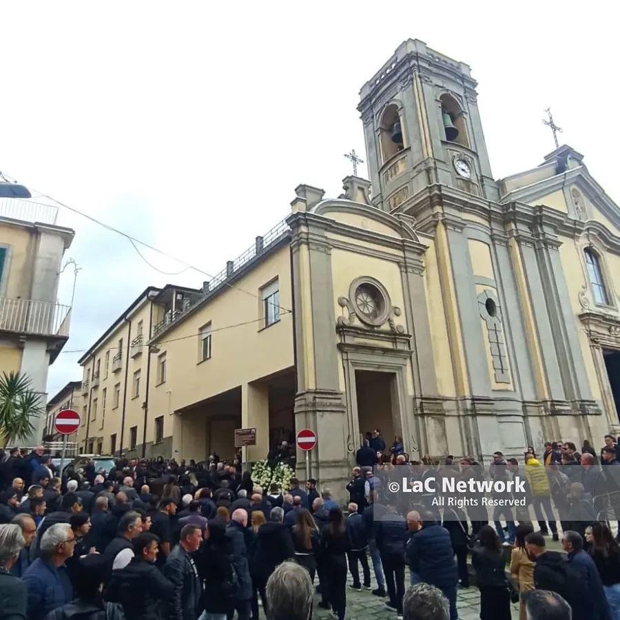 <p>Polistena si ferma per l’ultimo saluto a Chiara Mammola, la bimba di 5 anni travolta dal trattore del padre</p>