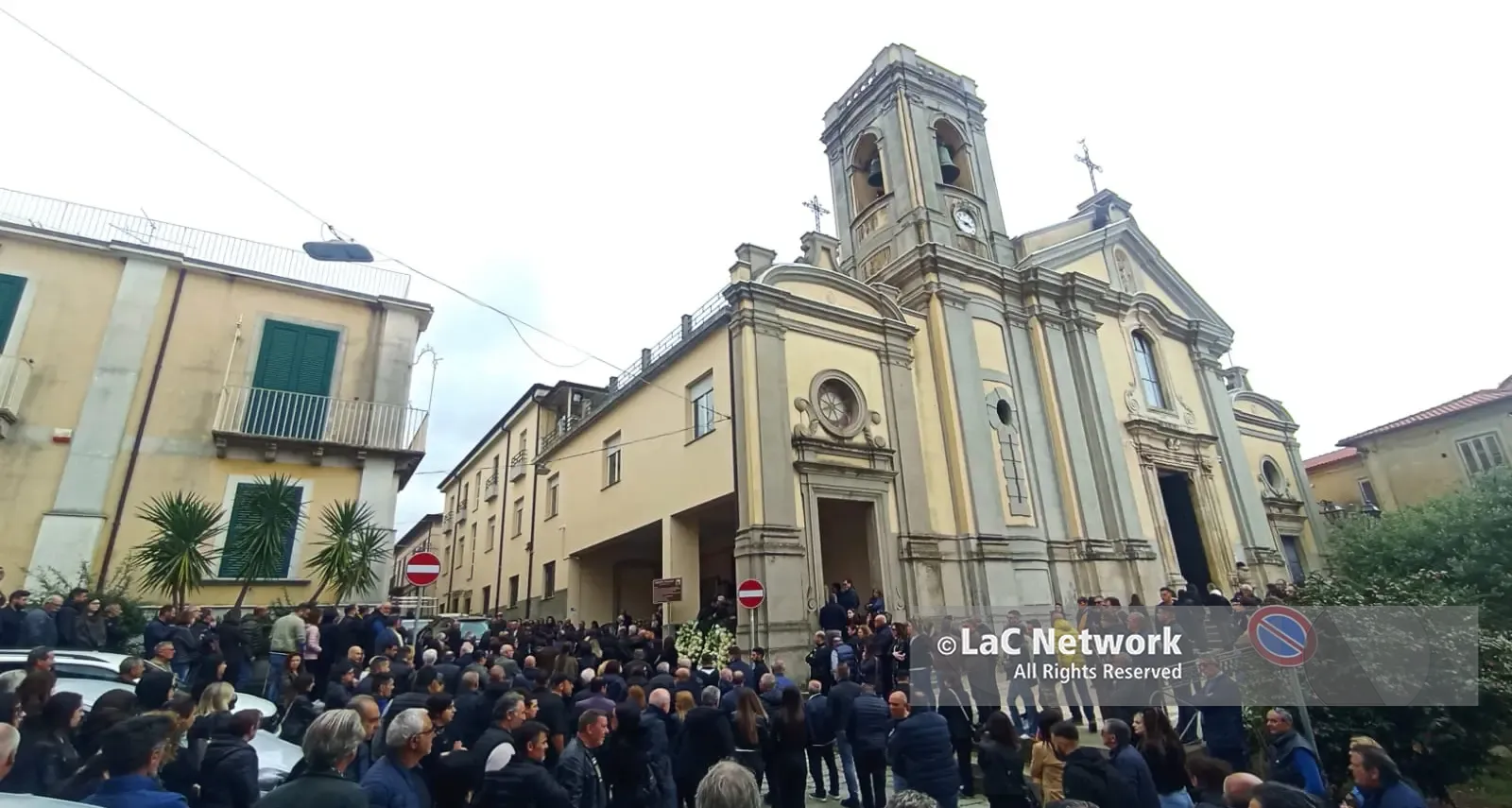 Polistena si ferma per l’ultimo saluto a Chiara Mammola, la bimba di 5 anni travolta dal trattore del padre\n