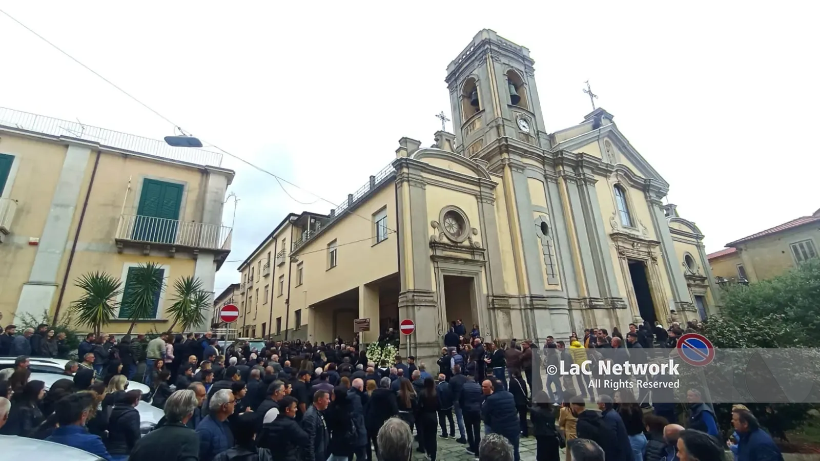 Polistena si ferma per l’ultimo saluto a Chiara Mammola, la bimba di 5 anni travolta dal trattore del padre\n
