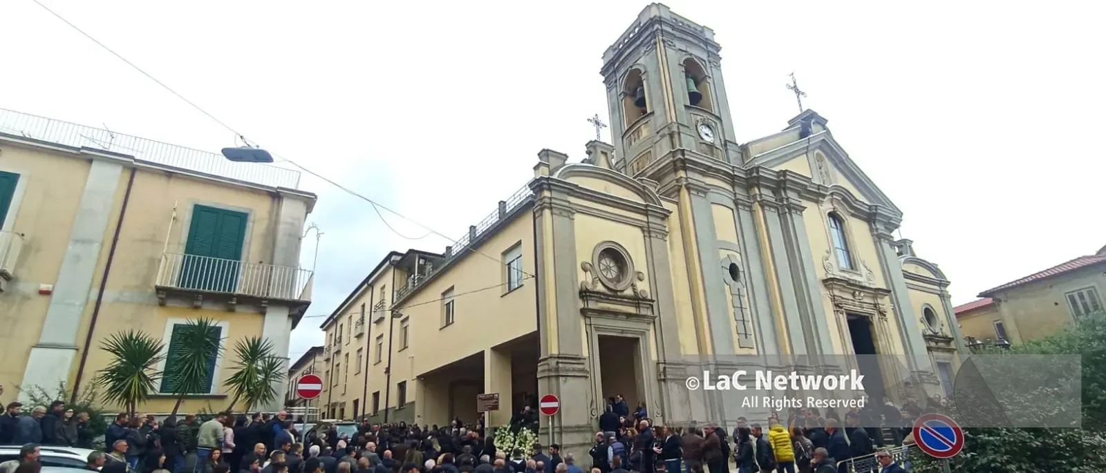 Polistena si ferma per l’ultimo saluto a Chiara Mammola, la bimba di 5 anni travolta dal trattore del padre\n