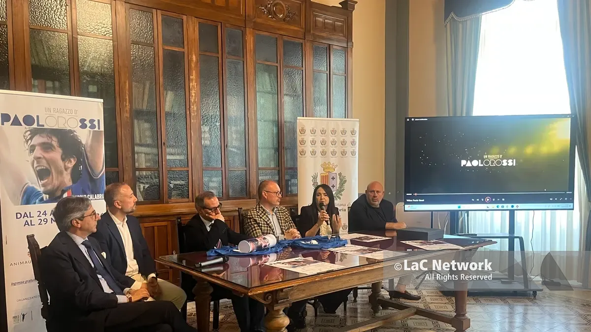 “Un ragazzo d’oro” che portò l’Italia sul tetto del mondo: arriva a Reggio la mostra dedicata all’indimenticato Paolo Rossi\n