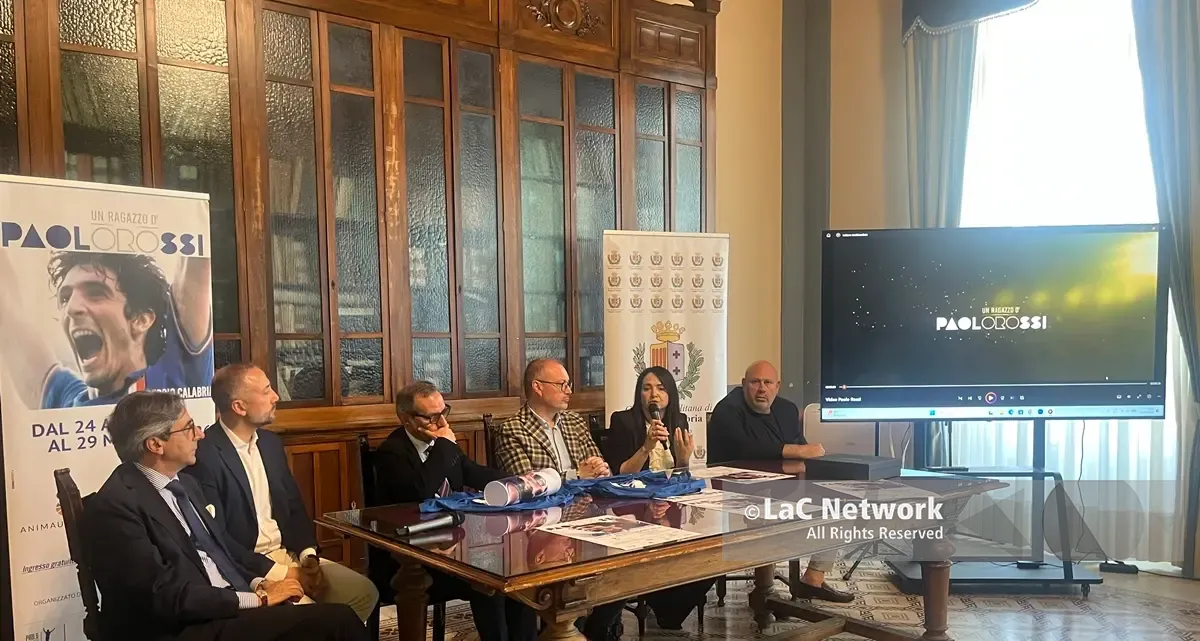 “Un ragazzo d’oro” che portò l’Italia sul tetto del mondo: arriva a Reggio la mostra dedicata all’indimenticato Paolo Rossi\n