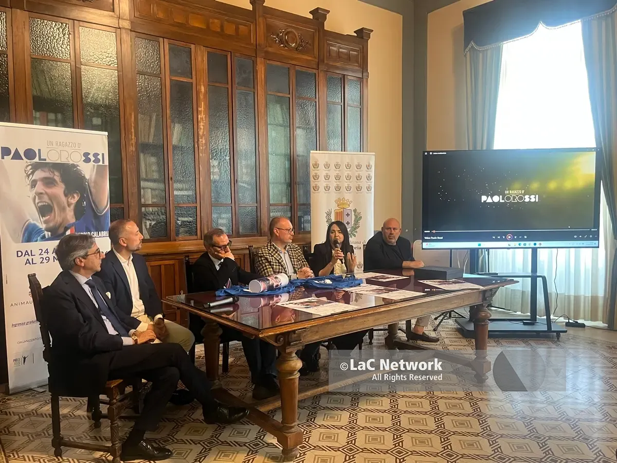 “Un ragazzo d’oro” che portò l’Italia sul tetto del mondo: arriva a Reggio la mostra dedicata all’indimenticato Paolo Rossi\n