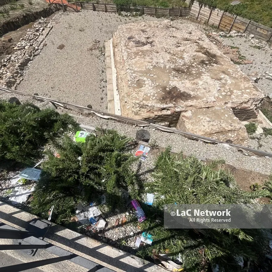 Tracce di storia millenaria tra le micro-discariche, l’area archeologica di piazza Garibaldi a Reggio in stato di abbandono –\u00A0 FOTO\n
