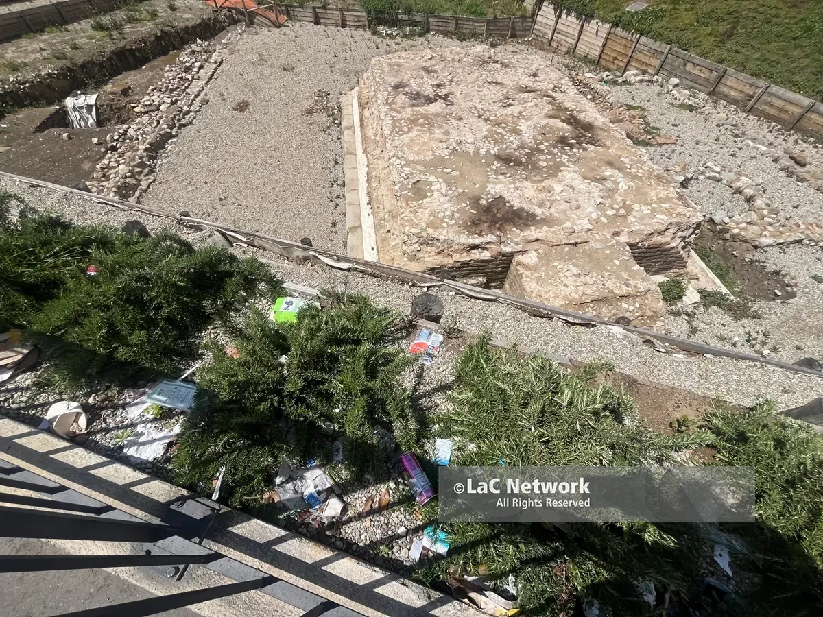 Tracce di storia millenaria tra le micro-discariche, l’area archeologica di piazza Garibaldi a Reggio in stato di abbandono –\u00A0 FOTO\n
