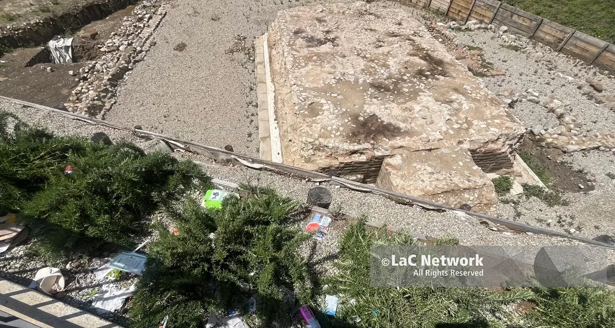 Tracce di storia millenaria tra le micro-discariche, l’area archeologica di piazza Garibaldi a Reggio in stato di abbandono –\u00A0 FOTO\n