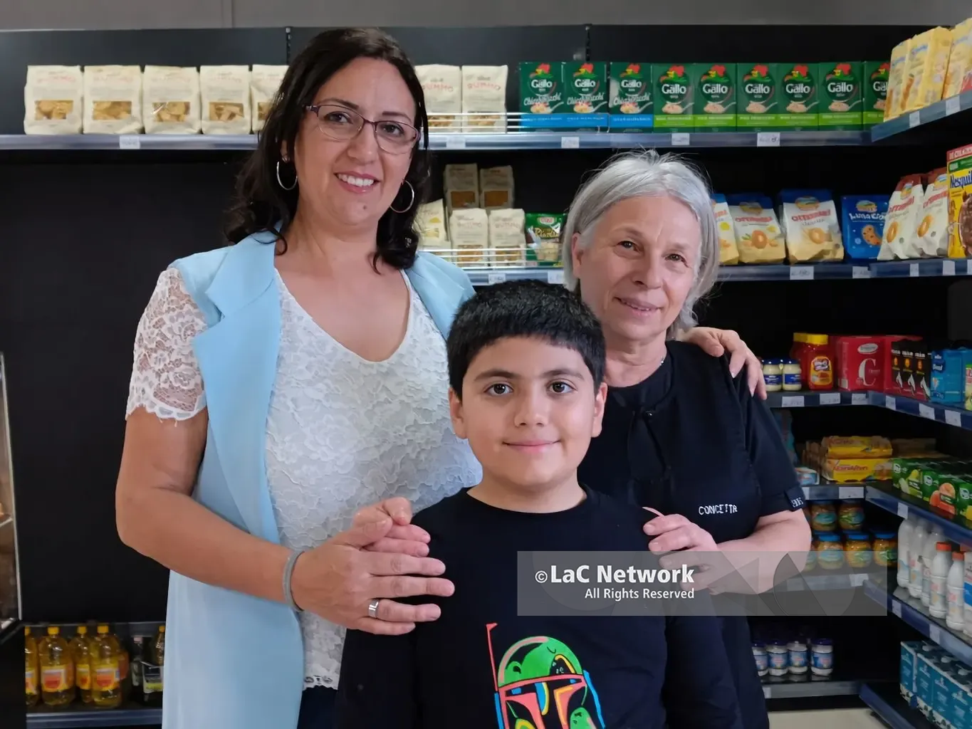 Ciclone Harry, il negozio distrutto dalle mareggiate riapre dopo 3 mesi: «È iniziato tutto dal salvadanaio di Gabriele»