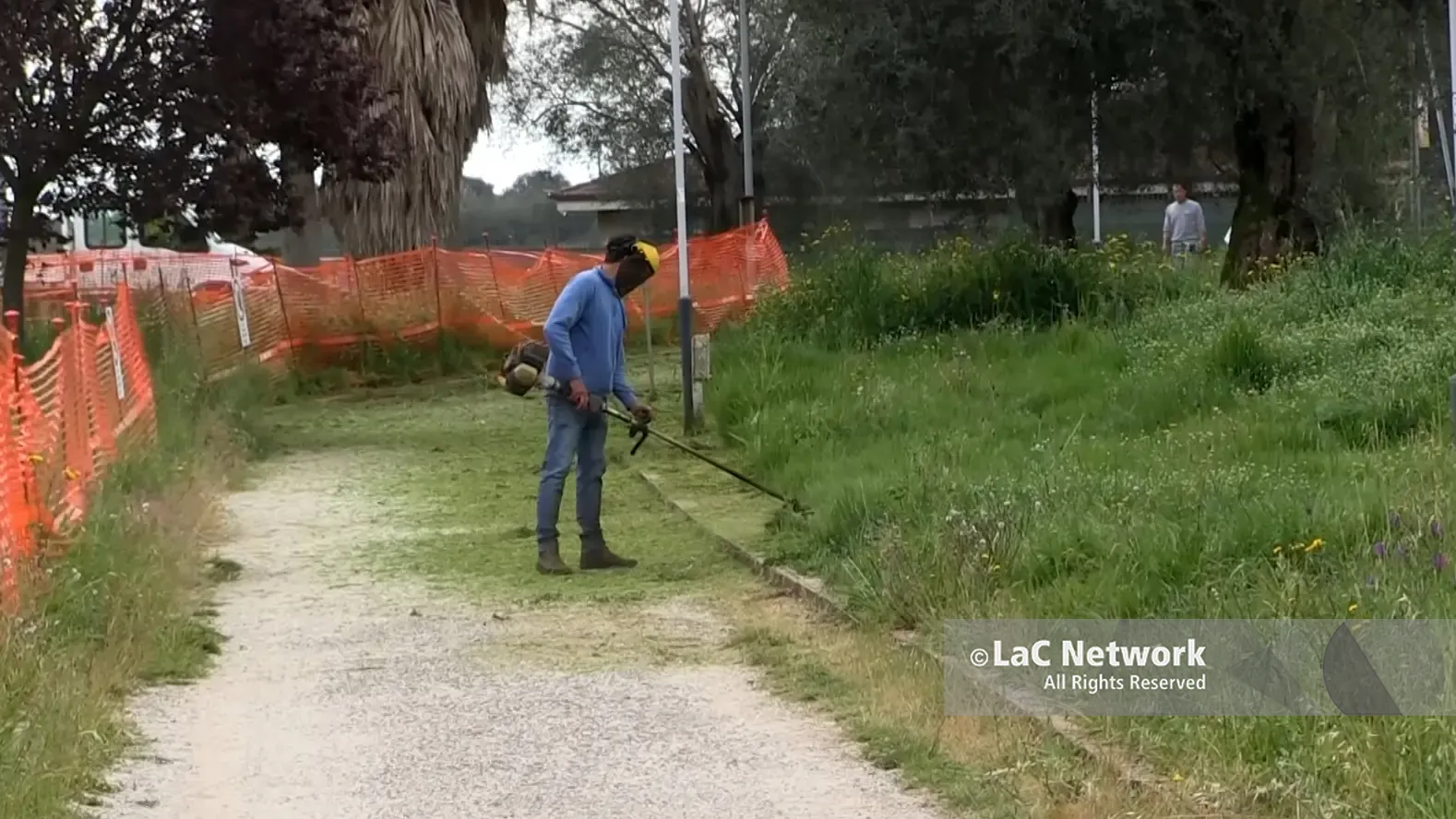 <p>Un operaio al lavoro al Parco urbano di Moderata Durant a Vibo&nbsp;</p>\\n