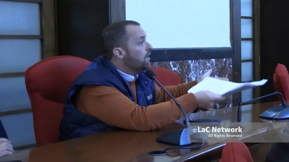 <p>Il sindaco di Das&agrave; Raffaele Scaturchio nel corso dell'ultima Conferenza dei sindaci</p>\\n