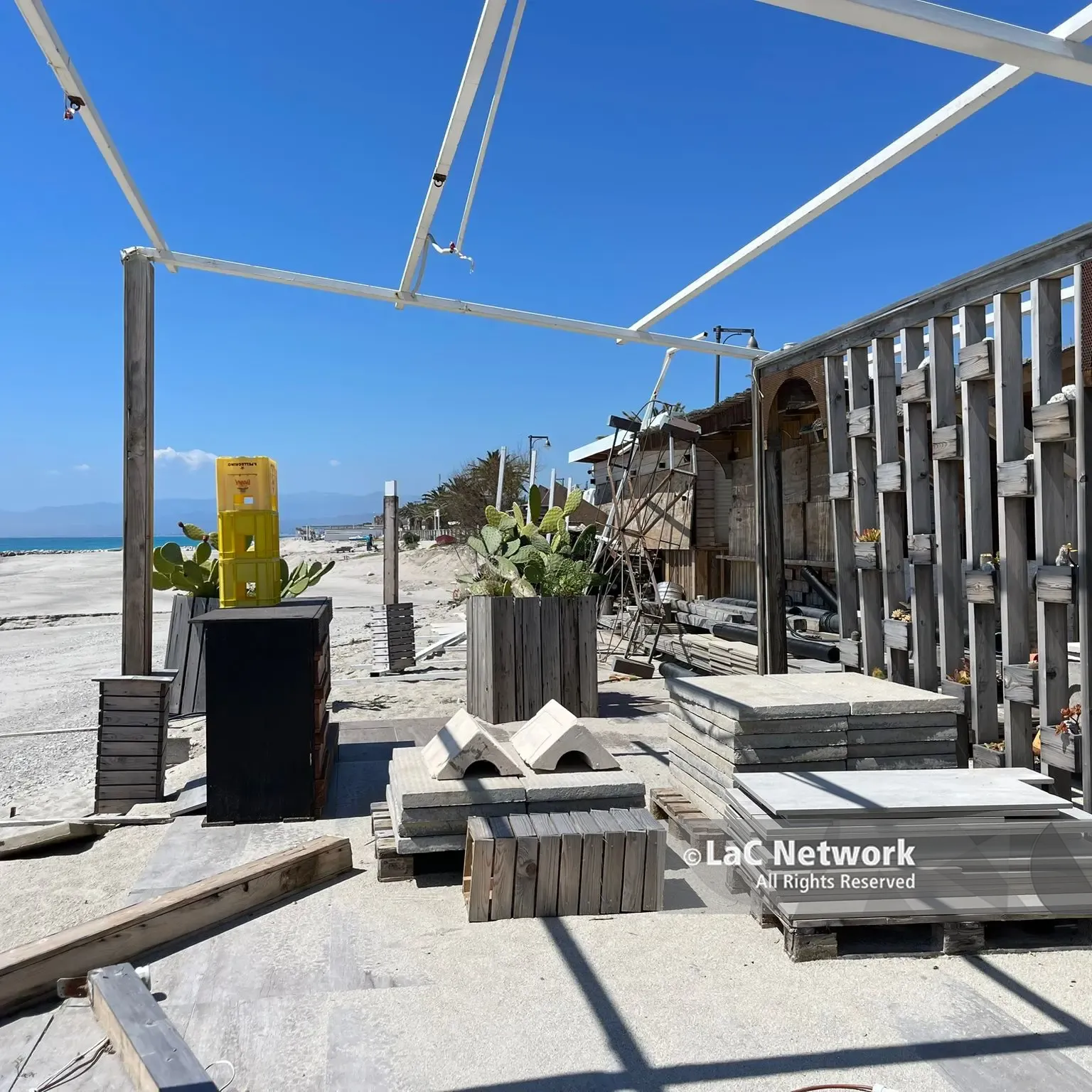 Anche a Roccella è corsa contro il tempo per salvare l’estate: «Il mio lido distrutto dal ciclone ma ripartiremo più forti di prima»\n