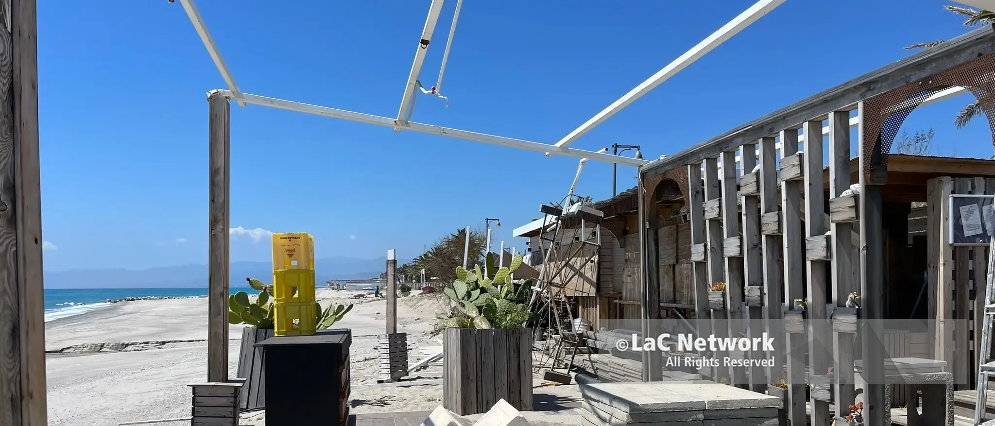 Anche a Roccella è corsa contro il tempo per salvare l’estate: «Il mio lido distrutto dal ciclone ma ripartiremo più forti di prima»\n