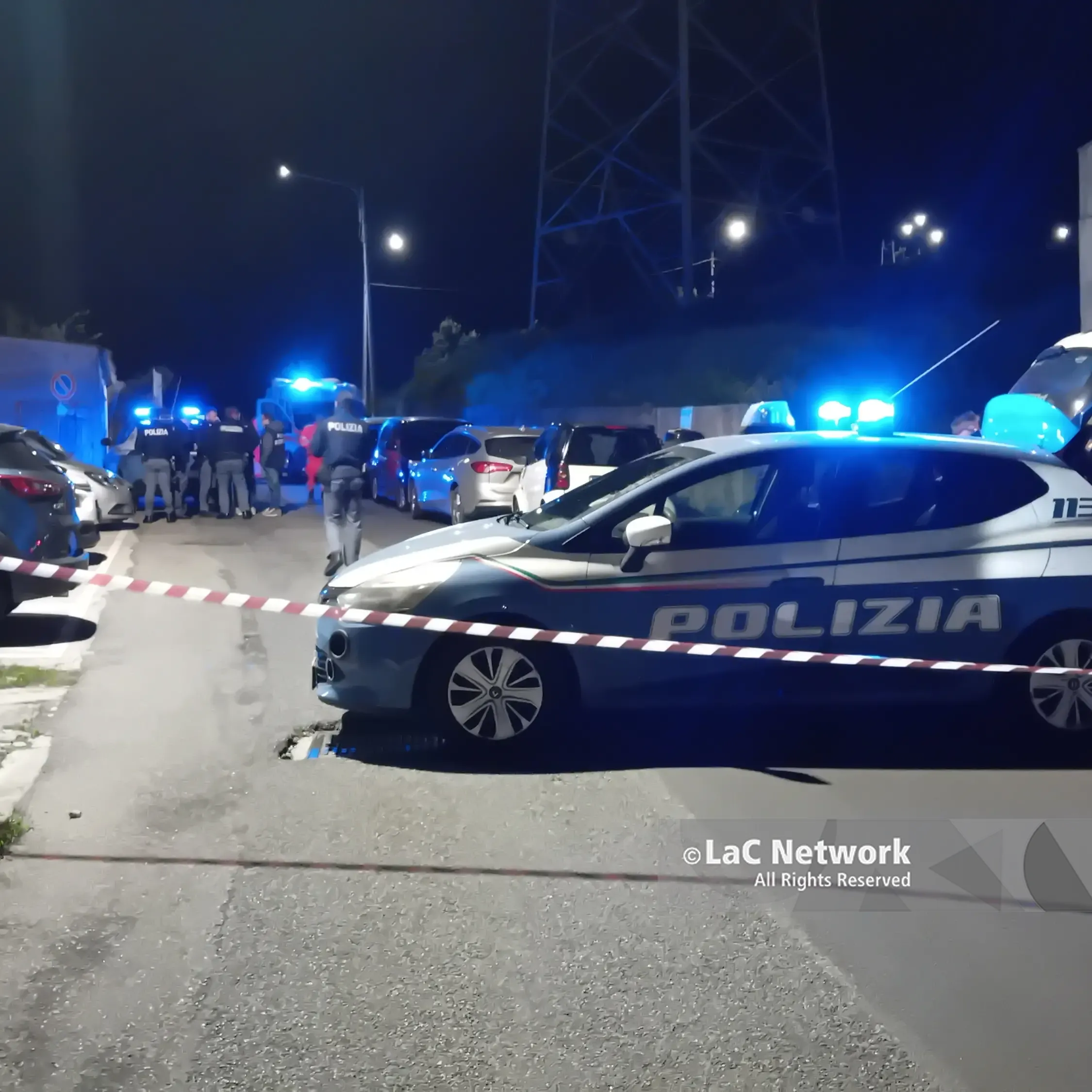 Catanzaro, donna si\u00A0lancia\u00A0dal terzo piano\u00A0insieme ai suoi due figli: uno si salva ma è grave\n