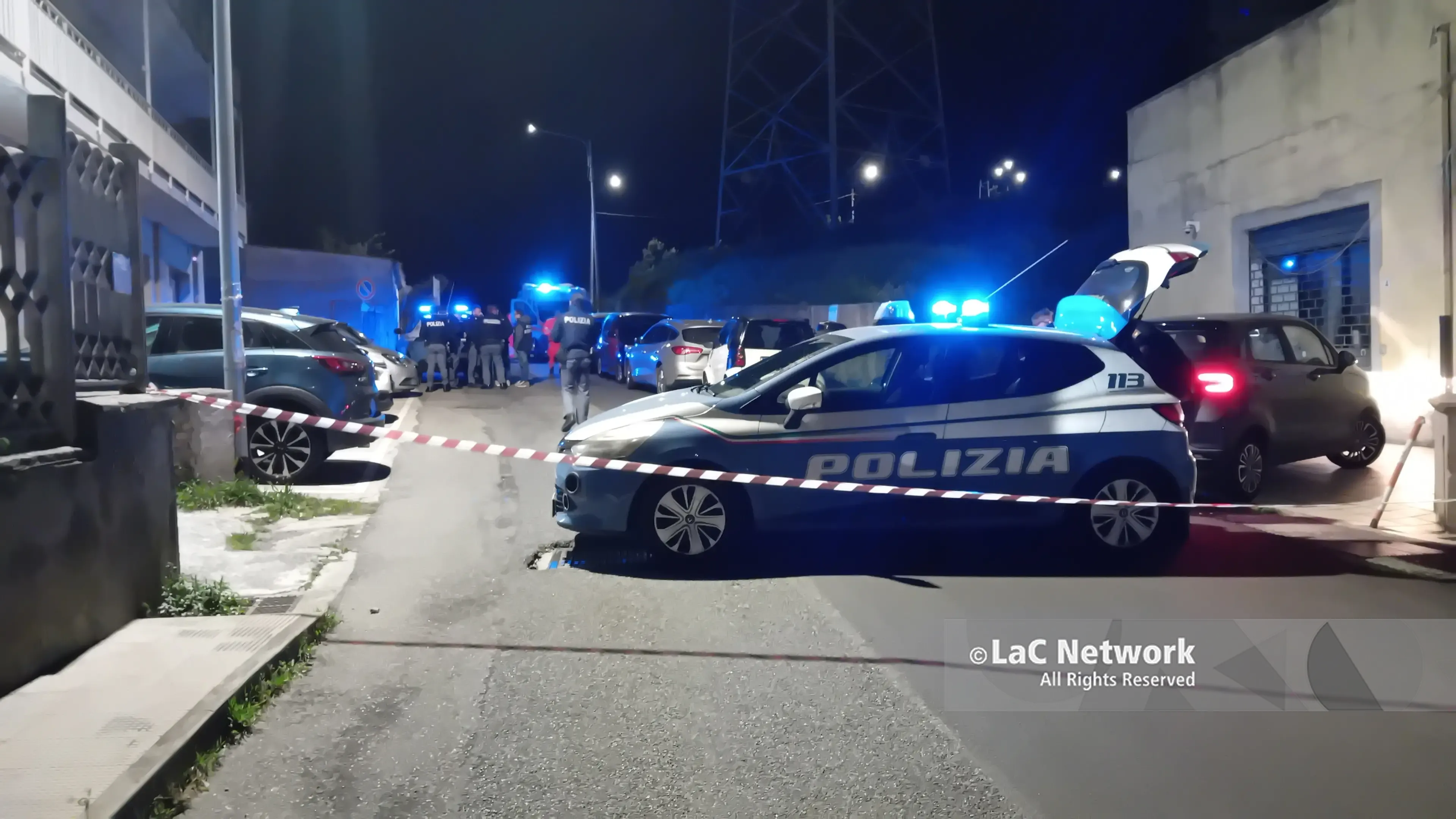 Catanzaro, donna si\u00A0lancia\u00A0dal terzo piano\u00A0insieme ai suoi due figli: uno si salva ma è grave\n