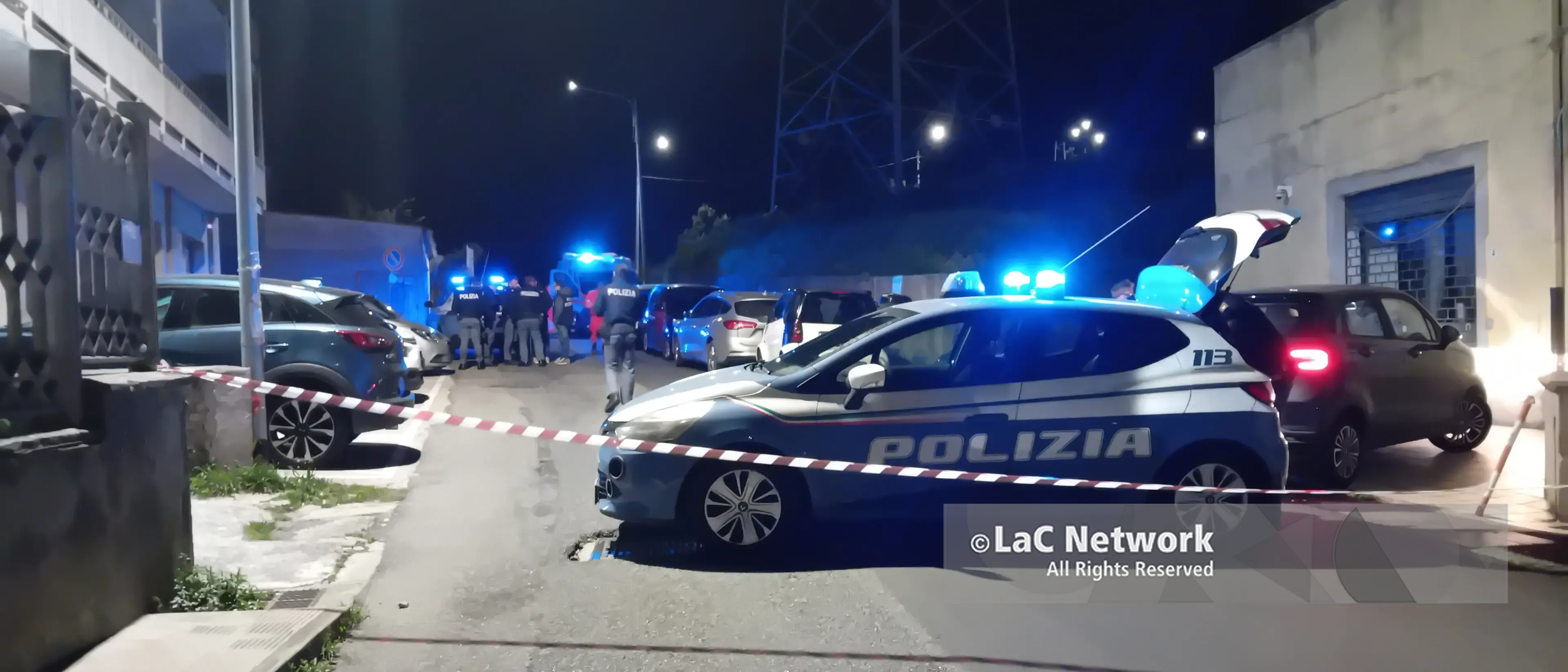 Catanzaro, donna si\u00A0lancia\u00A0dal terzo piano\u00A0insieme ai suoi due figli: uno si salva ma è grave\n