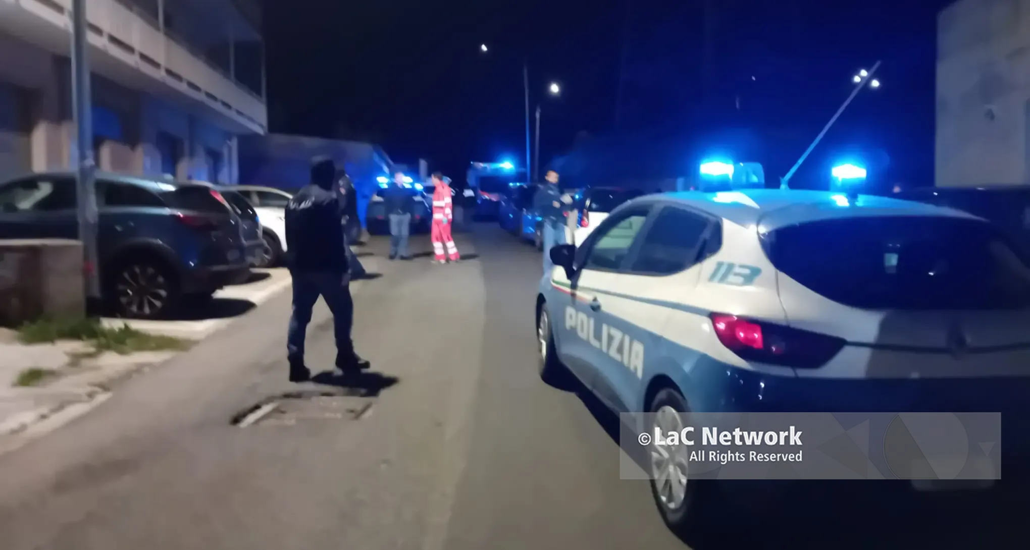 Catanzaro, donna si\u00A0lancia\u00A0dal balcone insieme ai suoi figli:\u00A0muore lei e il bimbo di 4 anni, l’altro è grave\n