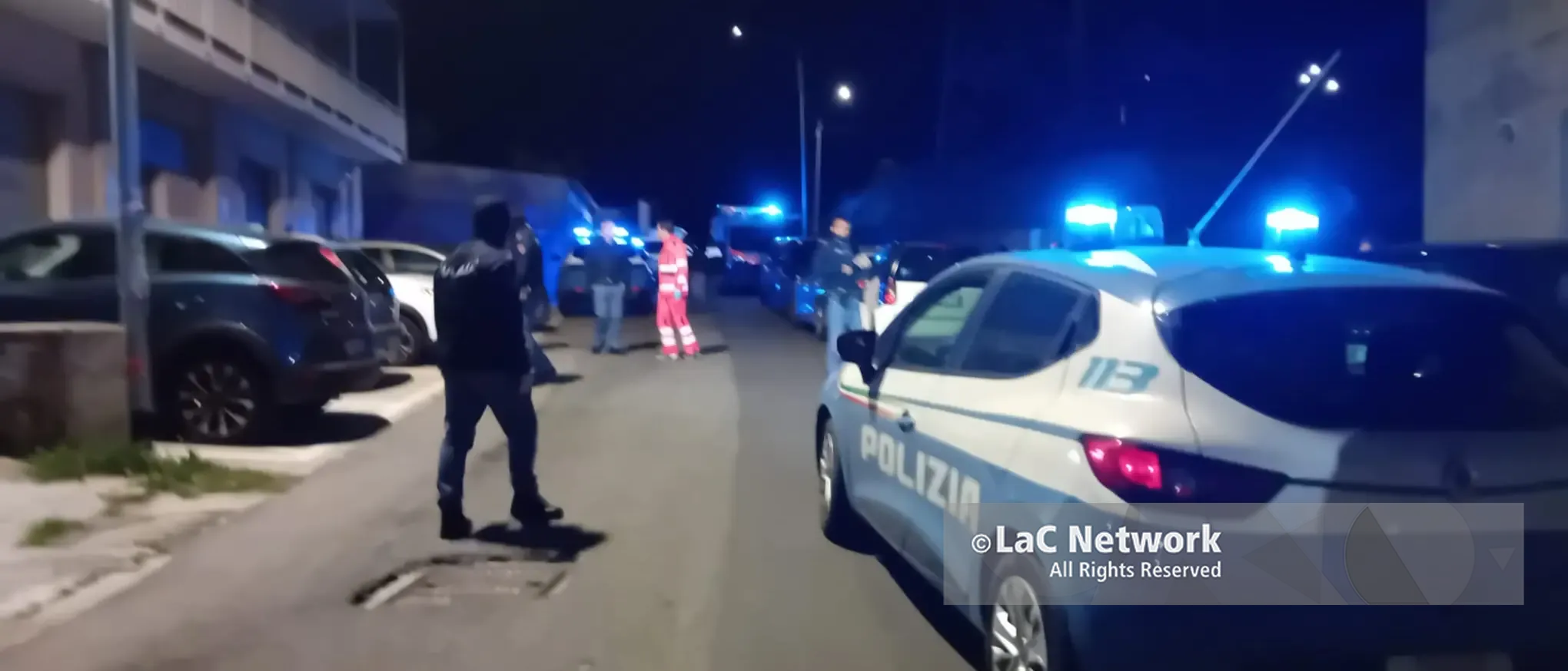 Catanzaro, donna si\u00A0lancia\u00A0dal balcone insieme ai suoi figli:\u00A0muore lei e il bimbo di 4 anni, l’altro è grave\n