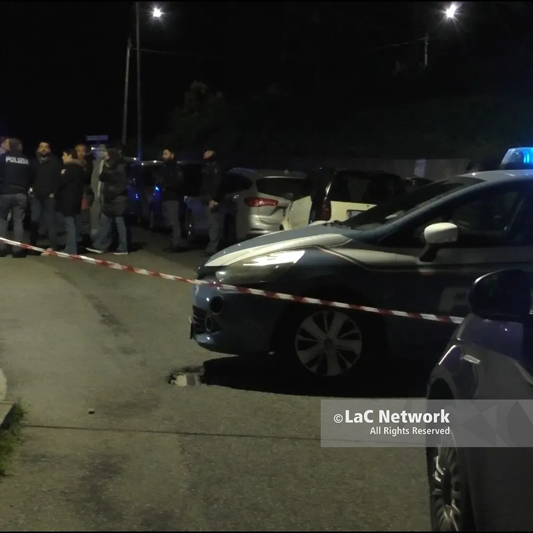 <p>Catanzaro, <span style=\"color:hsl(0, 75%, 60%);\">si getta dal balcone insieme ai figli</span>: morti la donna e due bimbi di 4 mesi e 4 anni, il terzo è grave</p>