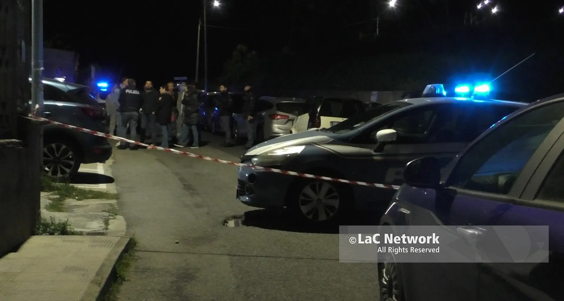 Dramma a Catanzaro, si getta dal balcone insieme ai figli: morti la donna e due bimbi, il terzo è grave\n