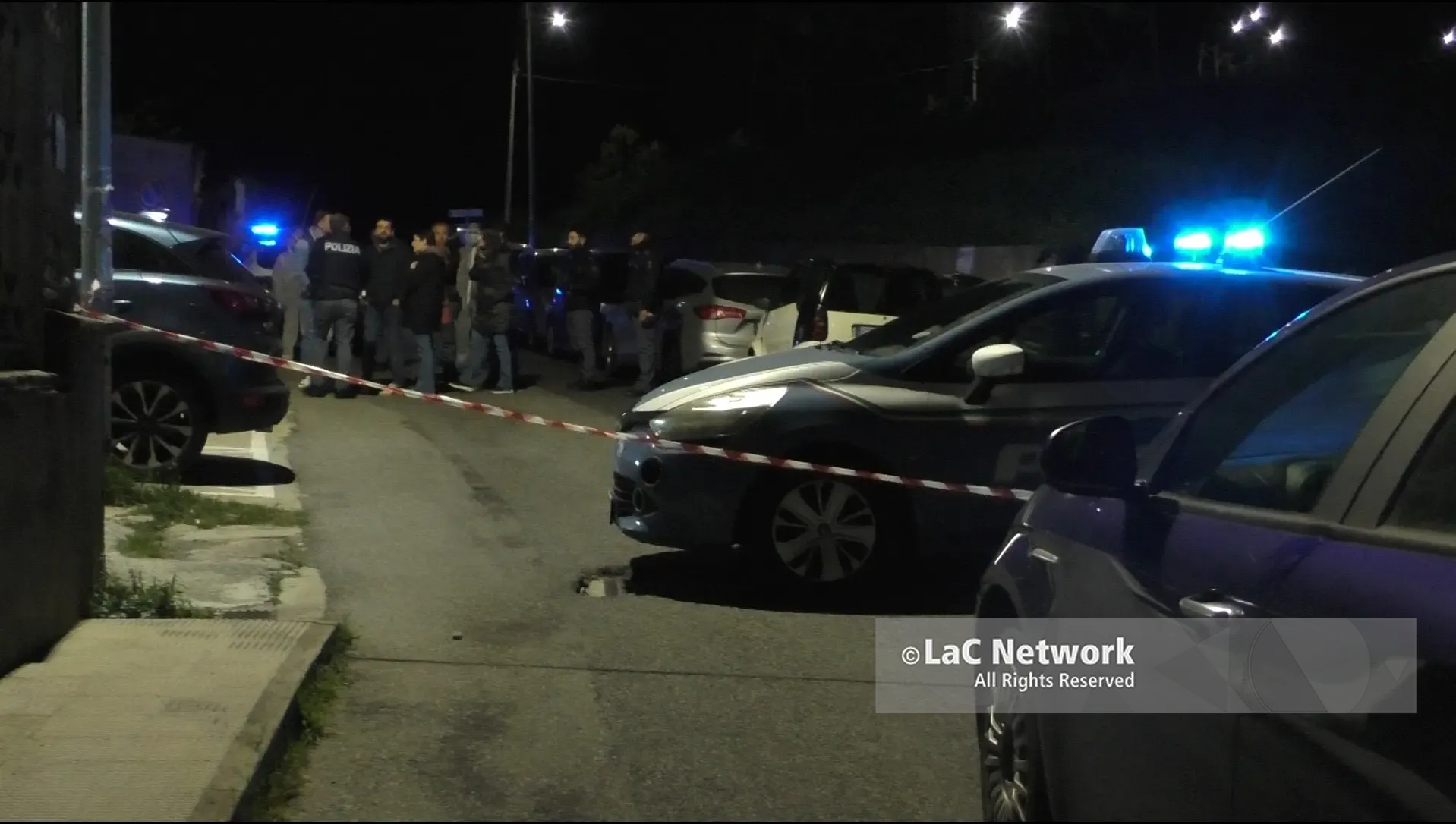 Dramma a Catanzaro, si getta dal balcone insieme ai figli: morti la donna e due bimbi, il terzo è grave\n